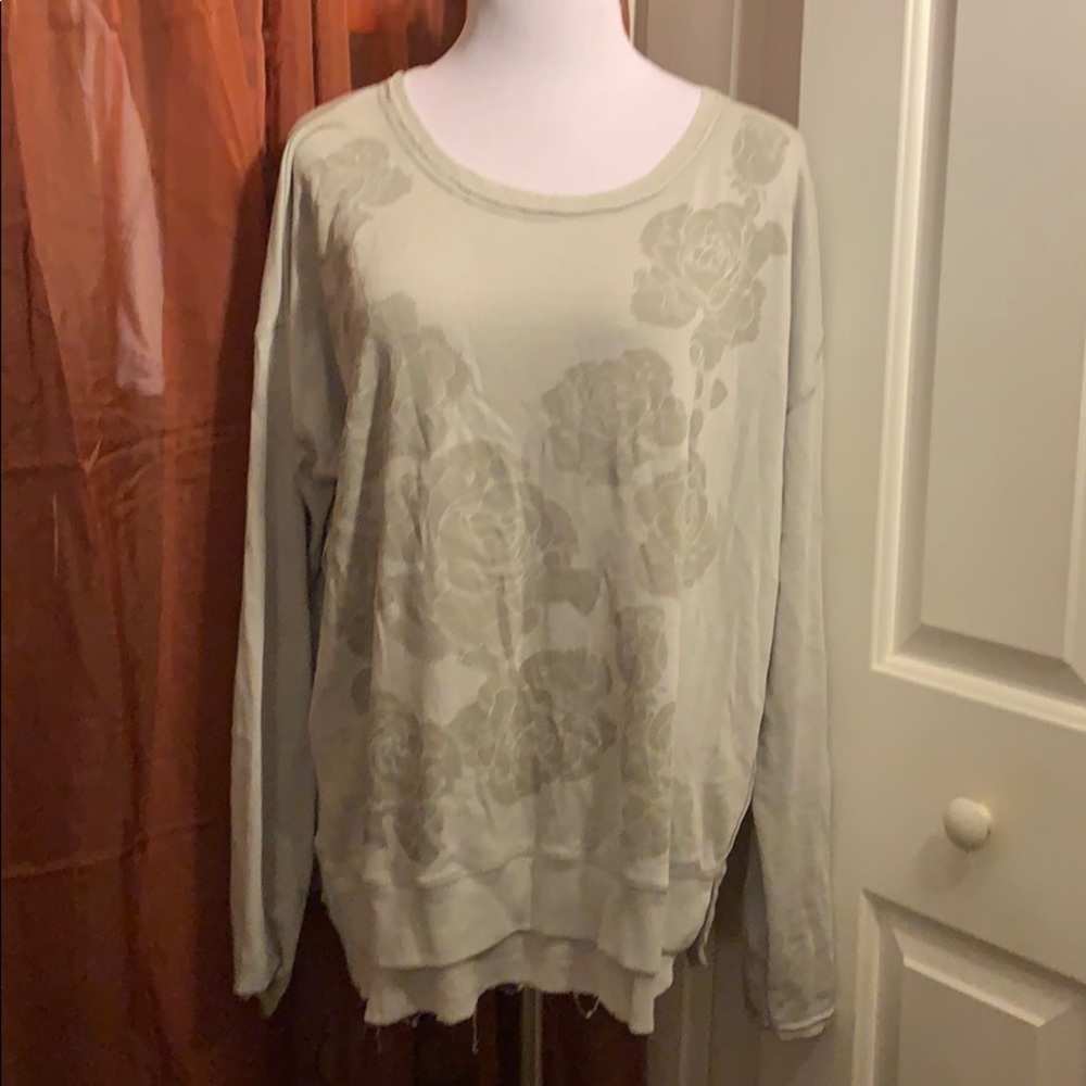 Long sleeve top.